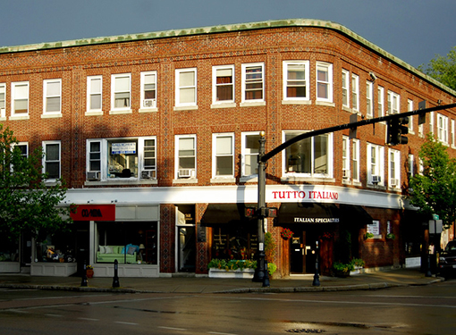 Wellesley Square outside Tutto Italiano